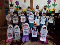 رنگ آمیزی کاربرگ خانواده شاد و پرجمعیت در مهد کودک های شهرستان